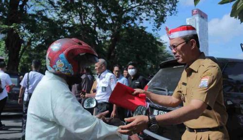 harnojoyo-bagikan-bendera-merah-putih-ke-warga