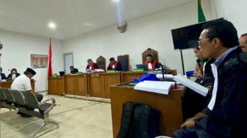 isak-tangis-warnai-pembacaan-pledoi-terdakwa-amin-mansur-dan-yudi-herzandi