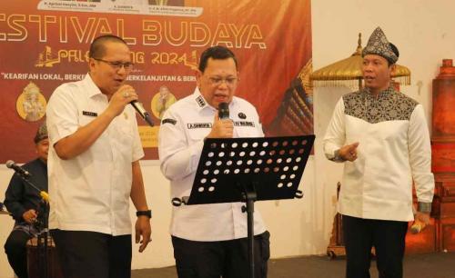 festival-budaya-palembang-2024-resmi-dibuka-pj-walikota-damenta-nyanyi-bareng-asisten-rudi-indawan