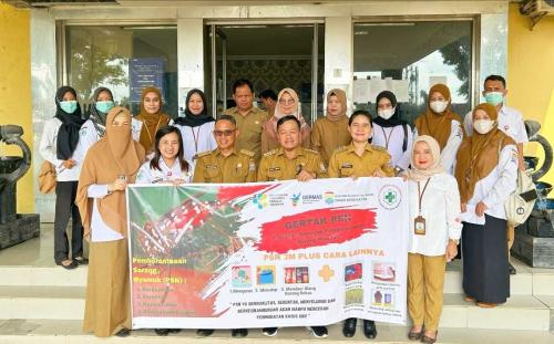 cegah-dbd-puskesmas-kertapati-bagikan-ikan-tempalo-ke-warga