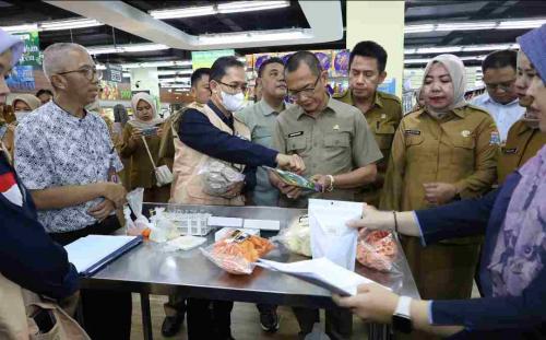 pj-sekda-gunawan-cek-keamanan-makanan-di-mall-bersama-bpom